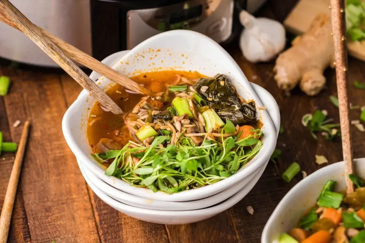 Aksamitne ramen z tofu, pełne warzyw i ziół, czeka na spróbowanie.