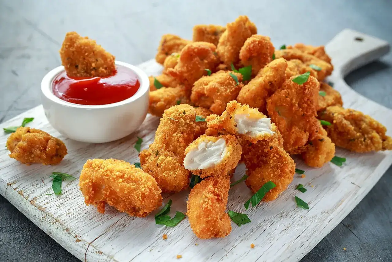 Chrupiące nuggetsy w panko z piekarnika, idealne do maczania w keczupie.