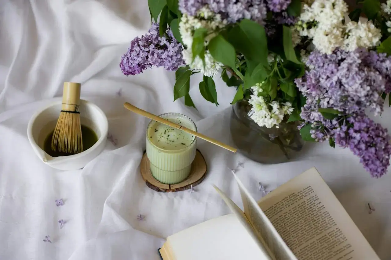 Relaks przy aromatycznym matcha. Przygotowanie napoju z bambusową miotełką i chasenem.
