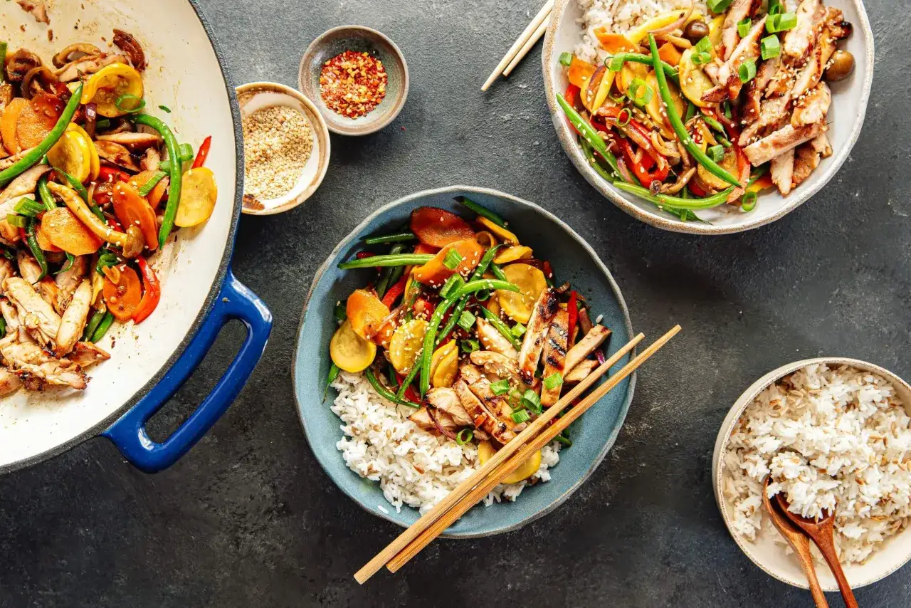 Pyszny kurczak z warzywami i ryżem, idealny na szybki obiad. Oto prosty stir fry przepis!