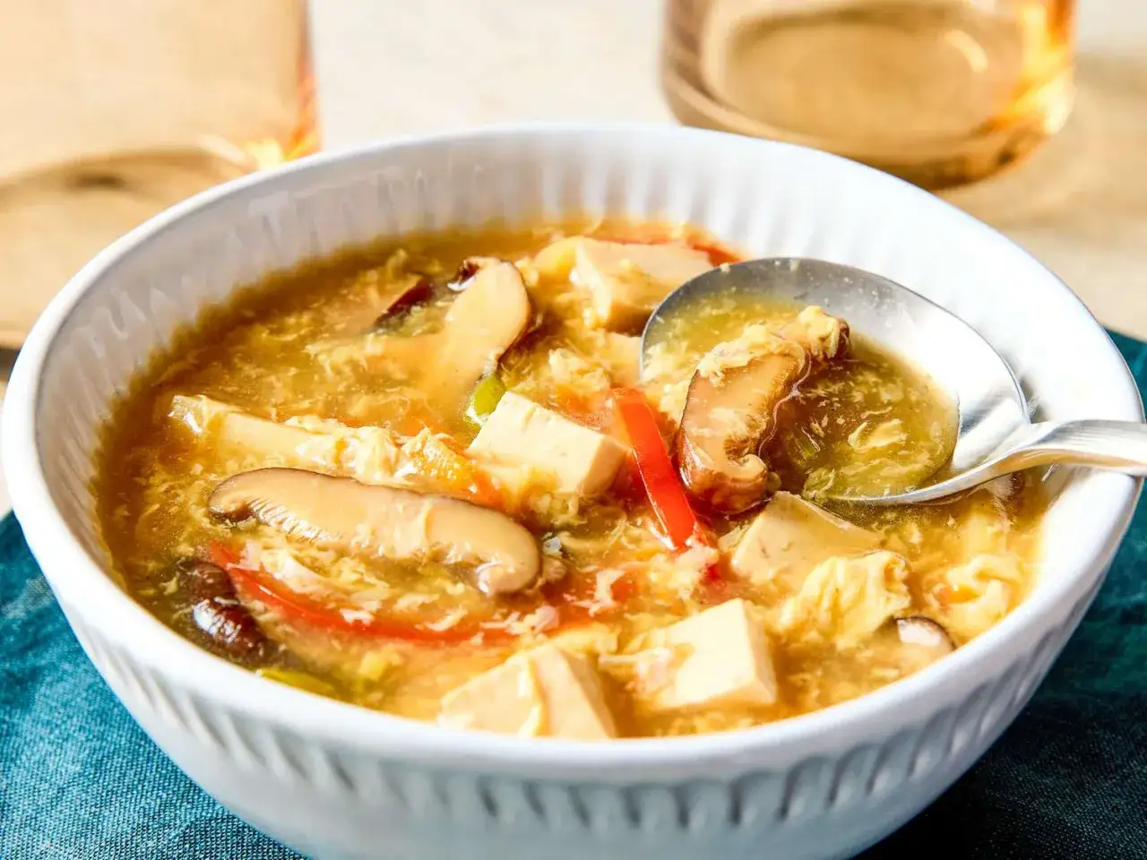 Aksamitna zupa ostro kwaśna z tofu, grzybami shiitake i jajkiem. Idealna na rozgrzewkę.