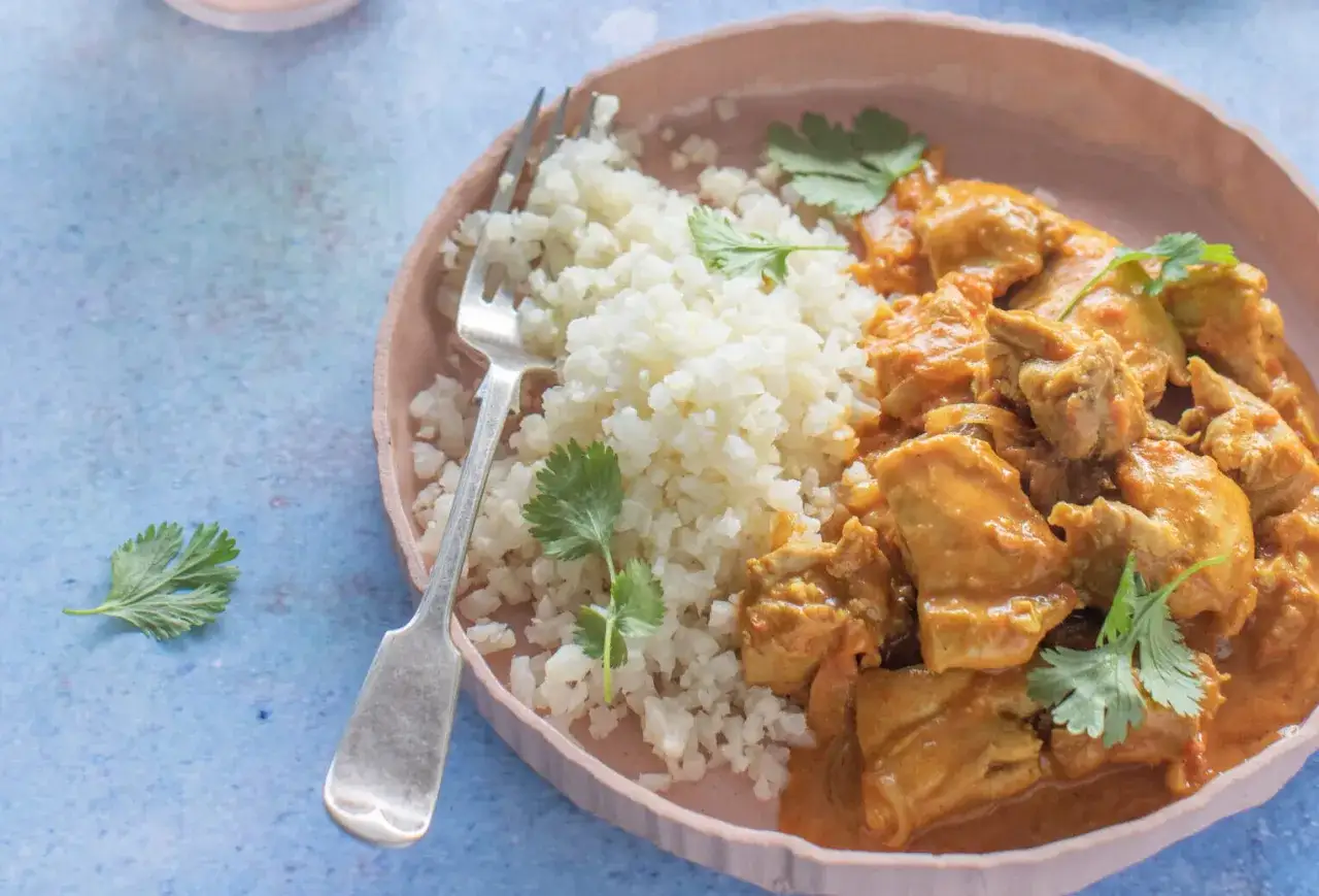 Aksamitne curry z kurczakiem i kalafiorem, podane z ryżem z kalafiora. Aromatyczne danie, które zachwyci każdego.