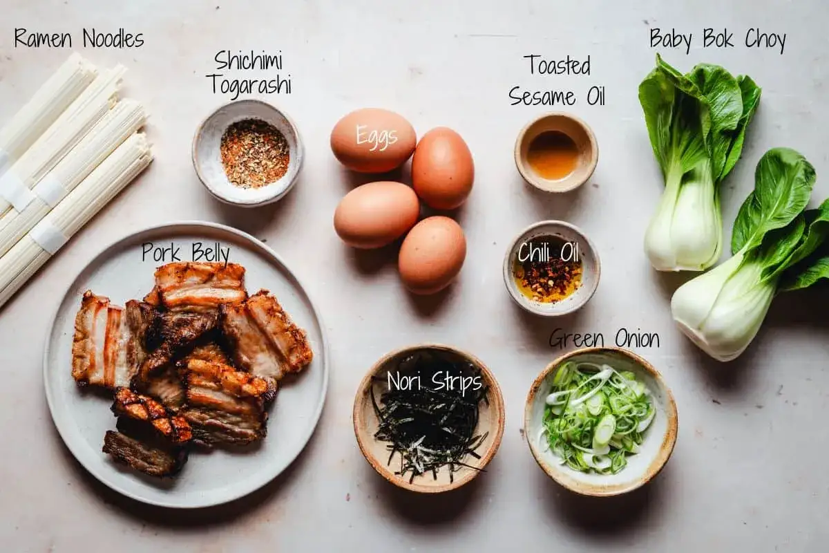 Składniki do ramenu: makaron, jajka, boczek, pak choi, nori, cebulka, shichimi togarashi, olej sezamowy, chili oil. Idealne do przygotowania pysznego miso tare.
