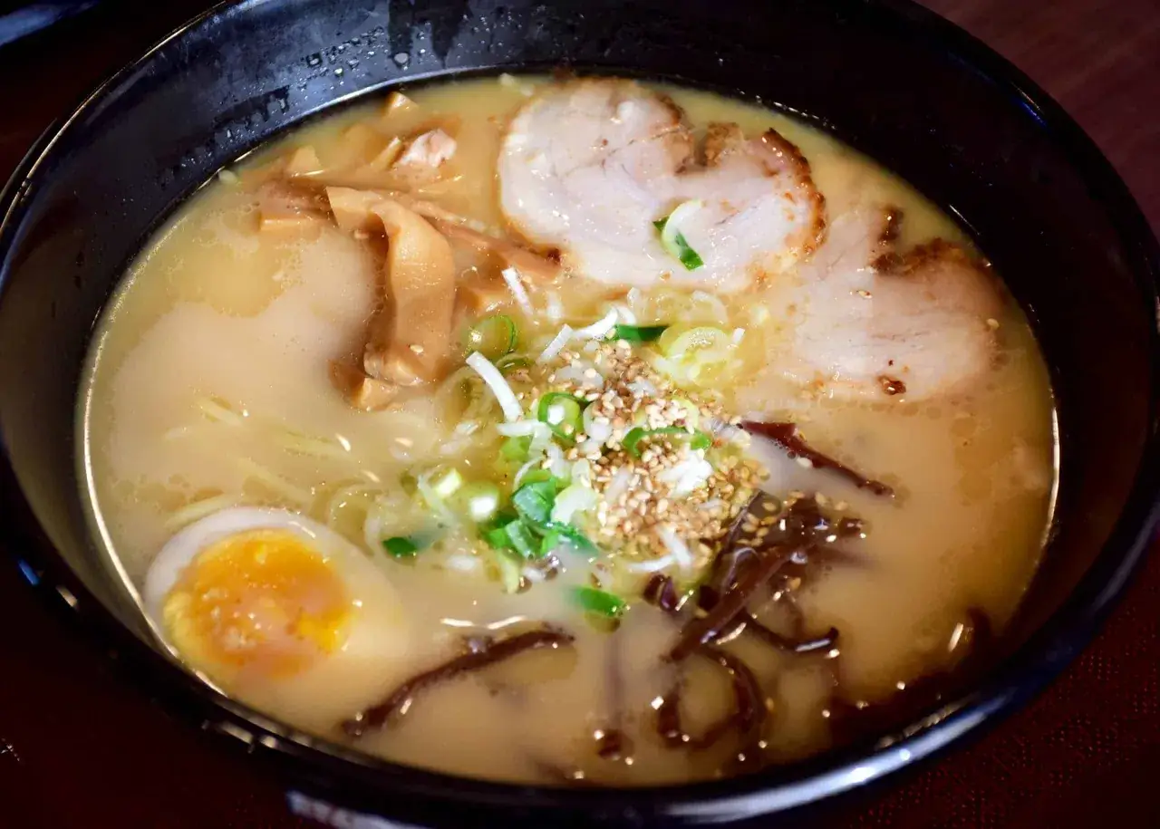 Aksamitny bulion, makaron, jajko na p&oacute;ł, pędy bambusa i plasterki chashu - pyszny ramen z boczkiem.