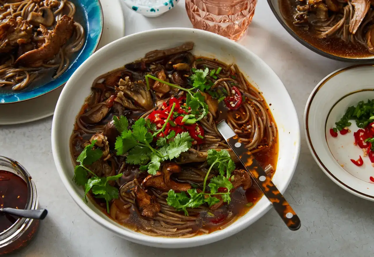 Pyszny makaron lau thai z grzybami, posypany chili i kolendrą. Aromatyczny bulion i pikantne dodatki.