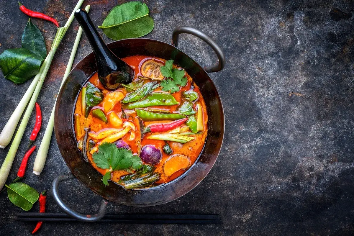 Aromatyczne tajskie curry z warzywami w woku, z dodatkiem trawy cytrynowej i chili.