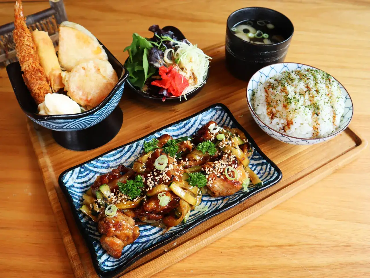 Japoński obiad: kurczak teriyaki, ryż, zupa miso, tempura z krewetek i warzyw, sałatka.