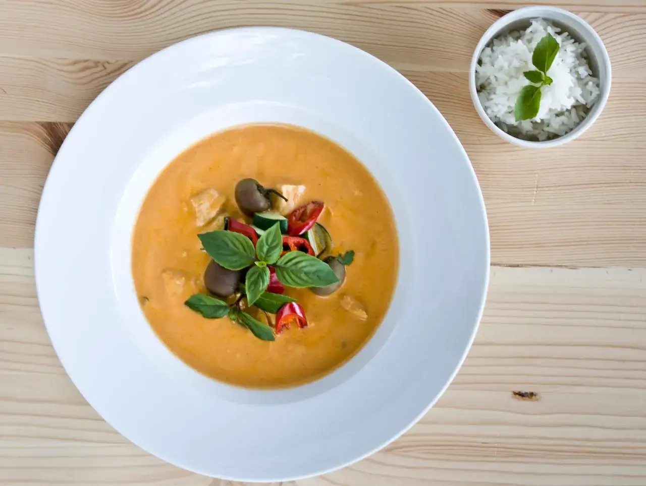 Aksamitne czerwone curry z kurczakiem, warzywami i ryżem. Aromatyczne danie, które zachwyca smakiem.