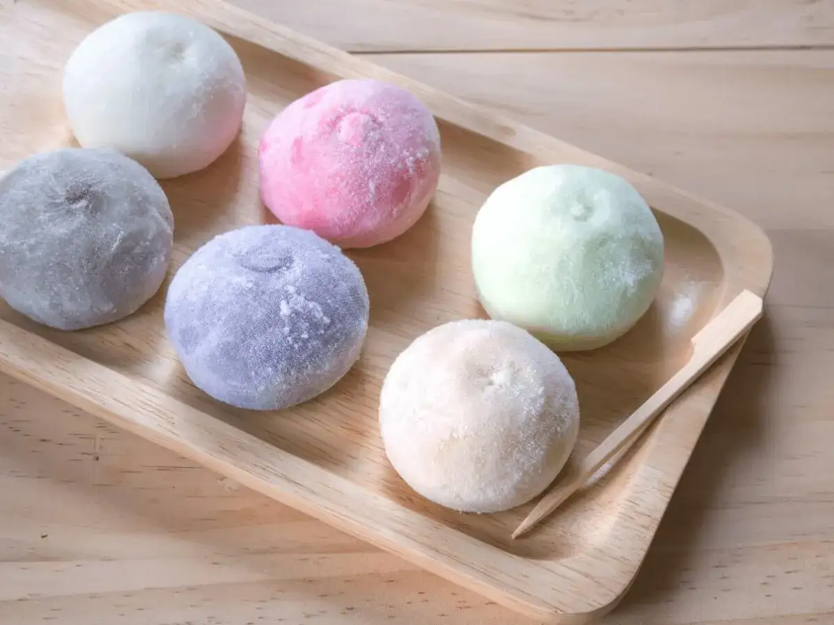 Kolorowe mochi na drewnianej tacy. Idealne na deser, gdy szukasz prostego mochi przepis.