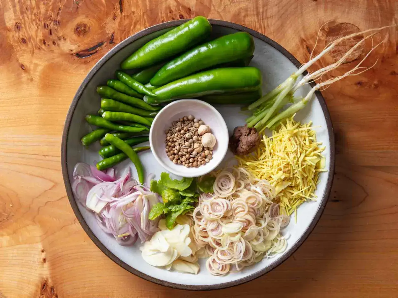 Składniki do zielonego curry: papryczki chili, imbir, trawa cytrynowa, czosnek, szalotka, kolendra i pasta krewetkowa.