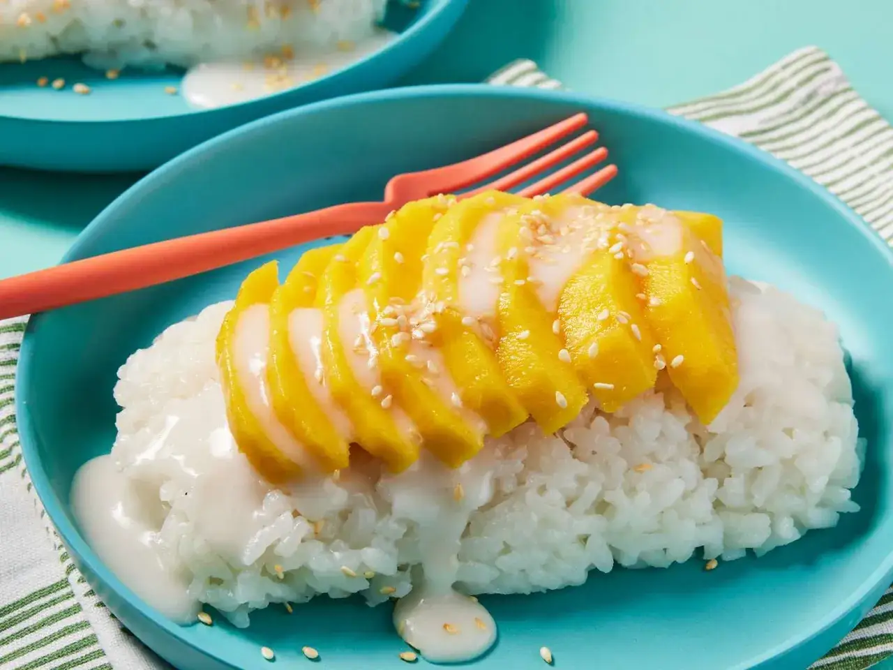 Słodki ryż z mleczkiem kokosowym i plasterkami mango, posypany sezamem. Pyszny deser mango sticky rice.