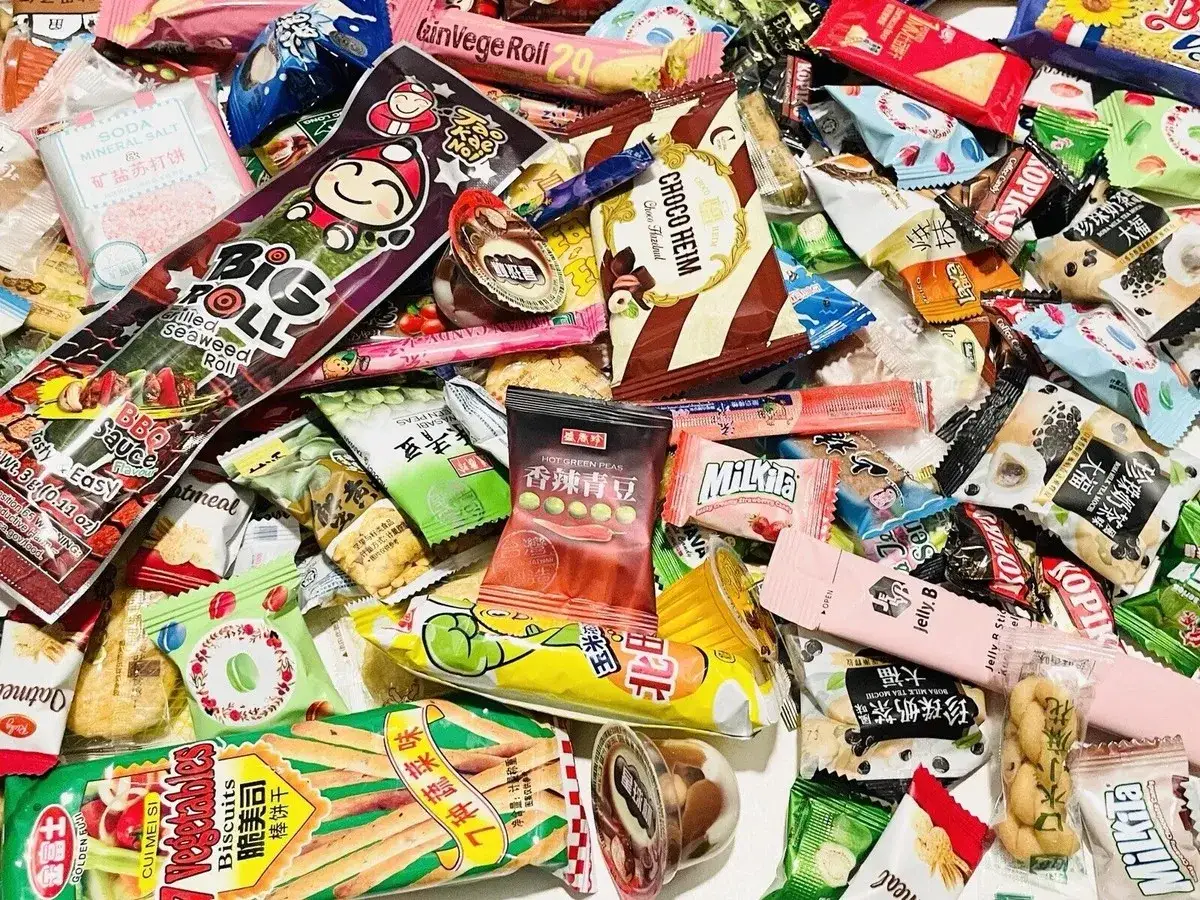 Mnóstwo kolorowych, azjatyckich przekąsek: wodorosty, ciasteczka, cukierki i inne smakołyki.