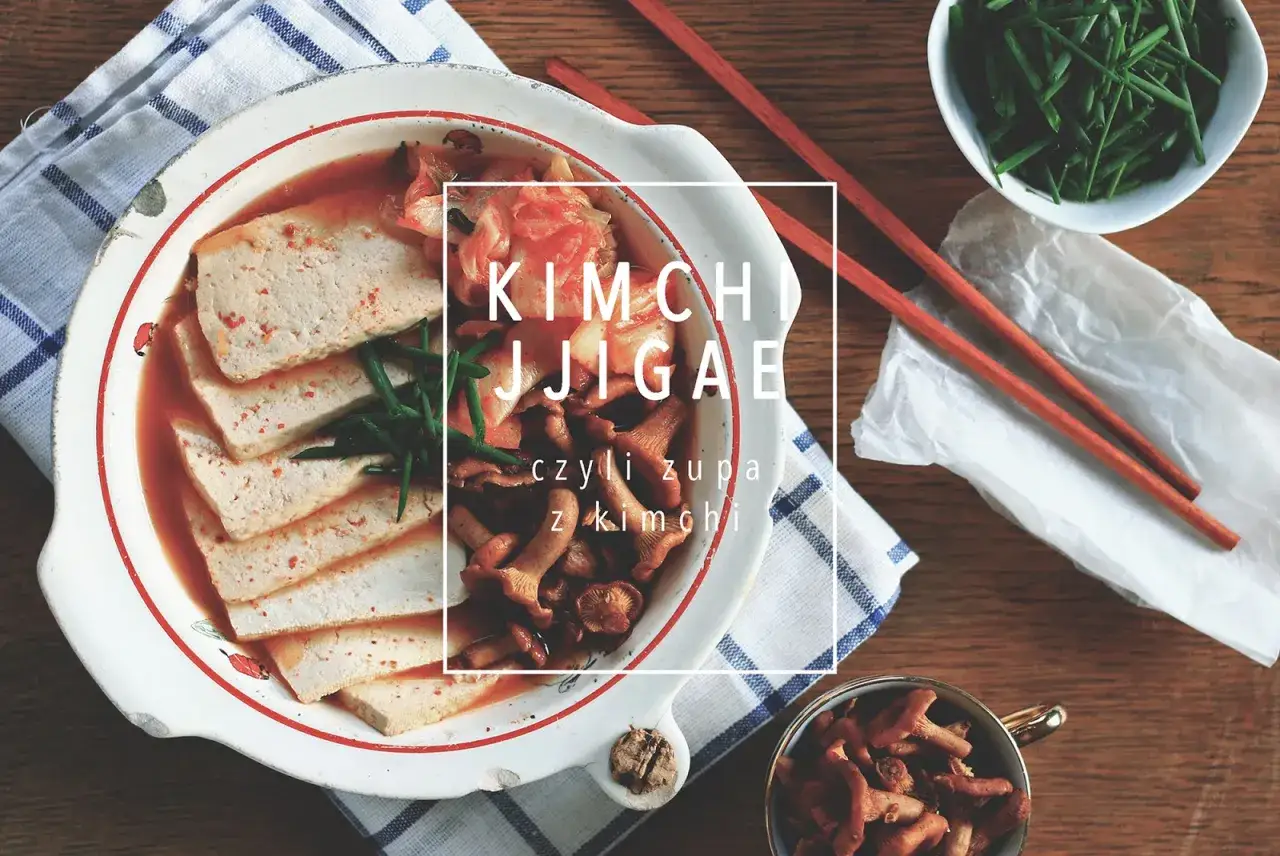 Pyszne kimchi jjigae, czyli zupa z kimchi, z tofu i grzybami.