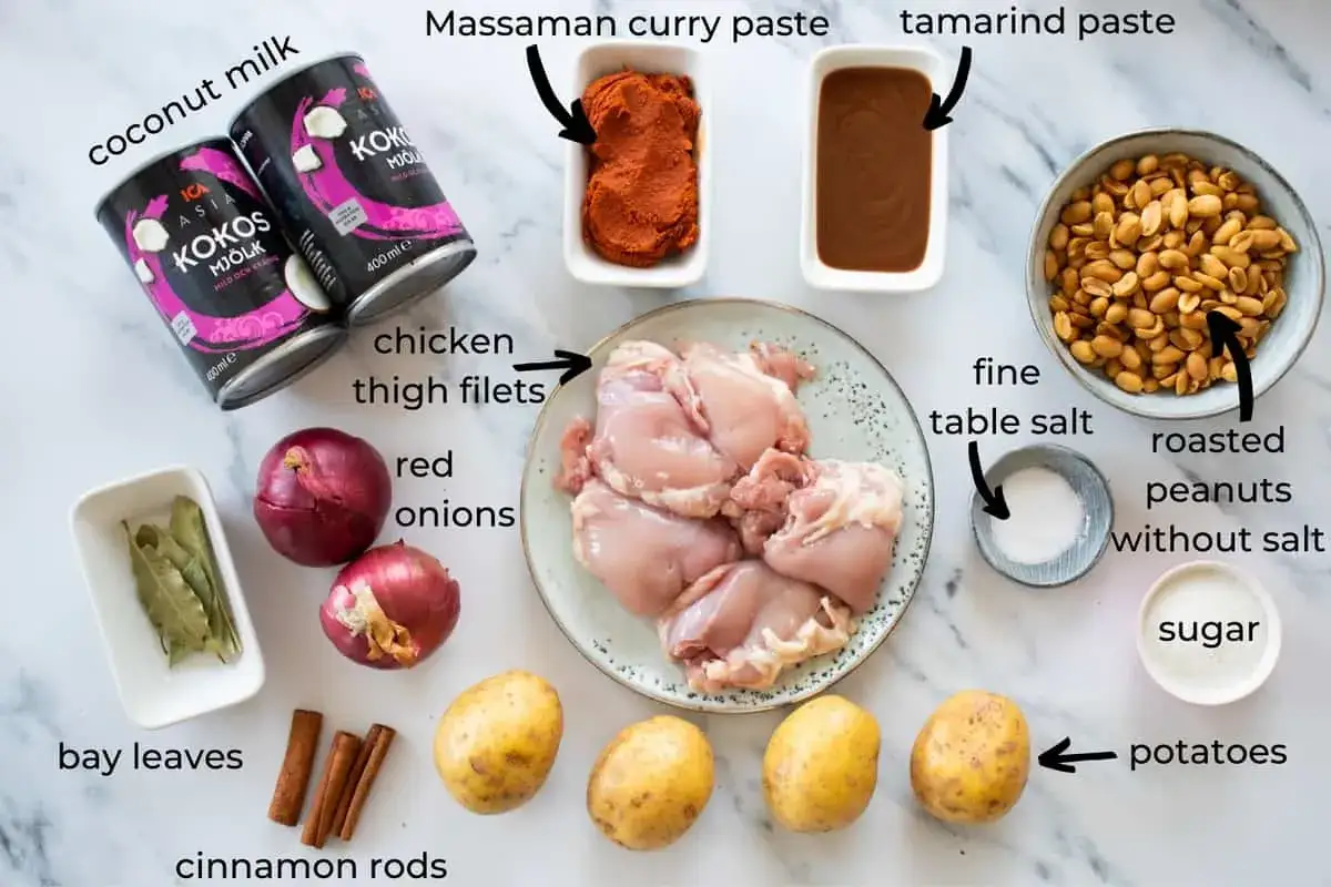 Składniki do massaman curry: mleczko kokosowe, pasta massaman, kurczak, ziemniaki, orzeszki ziemne, cebula, przyprawy.
