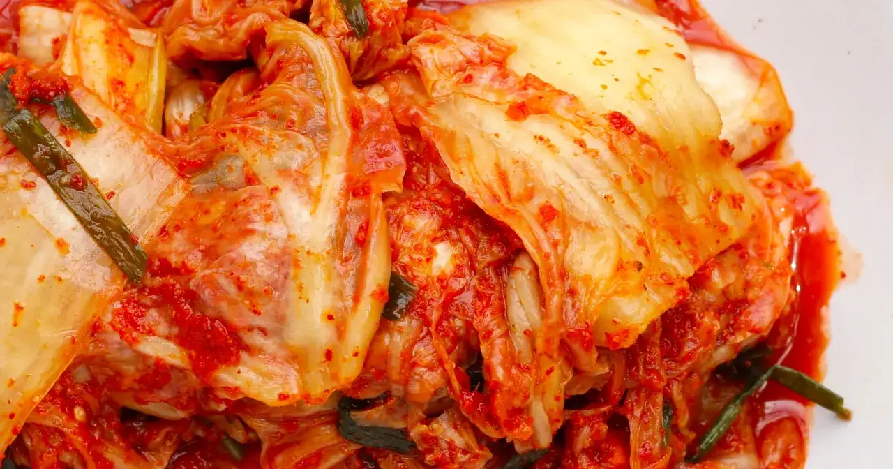 Pikantne, fermentowane liście kapusty pekińskiej z dodatkiem zielonej cebulki. Idealne, by dowiedzieć się, jak zrobić kimchi.