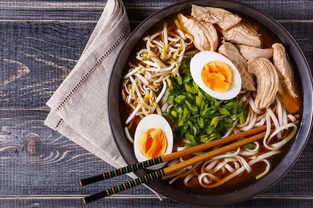 Miseczka aromatycznego ramenu z kurczakiem, jajkiem i kiełkami fasoli. Zastanawiasz się nad ramen kalorie?