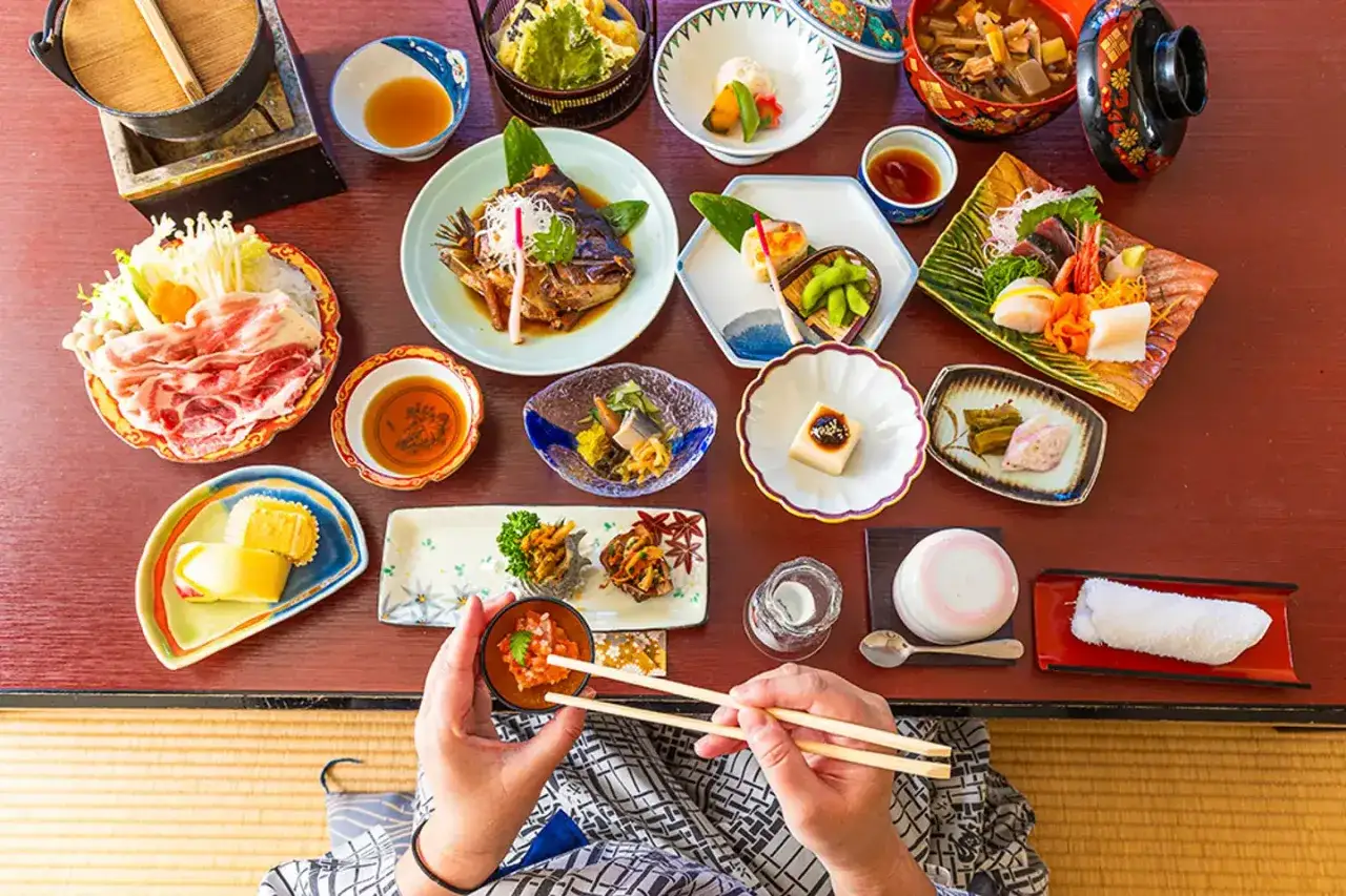 Obfite jedzenie w Japonii: ryby, mięso, warzywa i tofu w małych, estetycznych porcjach.