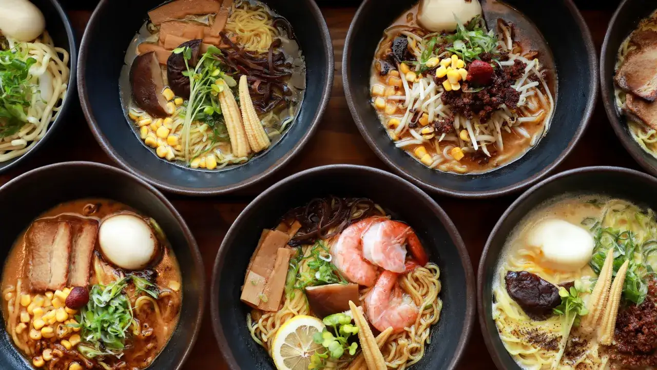 Wybierasz jaki ramen na pierwszy raz? Zobacz te apetyczne miski z makaronem, jajkiem, kukurydzą, grzybami i krewetkami.