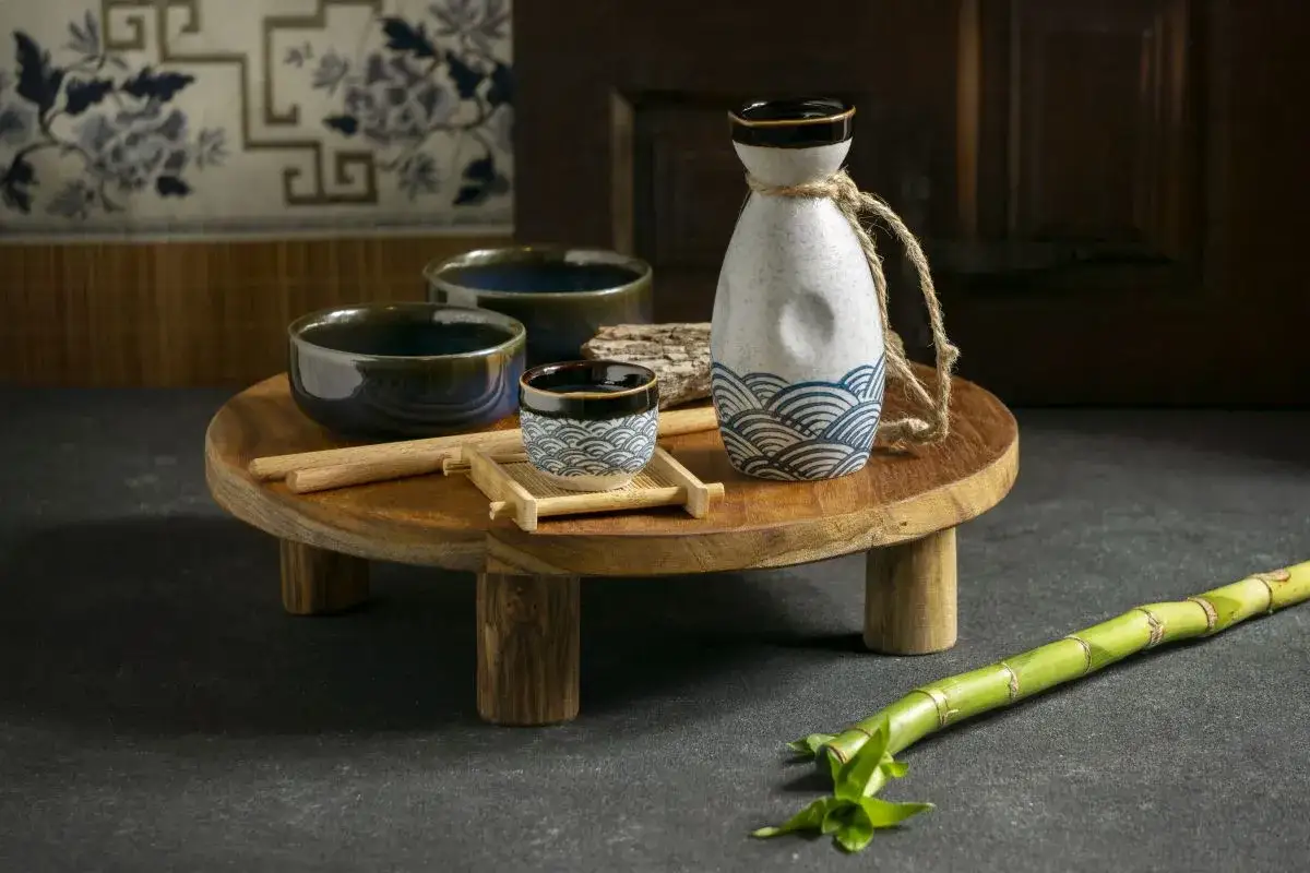 Tradycyjny zestaw do sake z ceramicznym czajniczkiem i filiżankami. Poznaj, jak smakuje sake, delektując się nim w japońskim stylu.