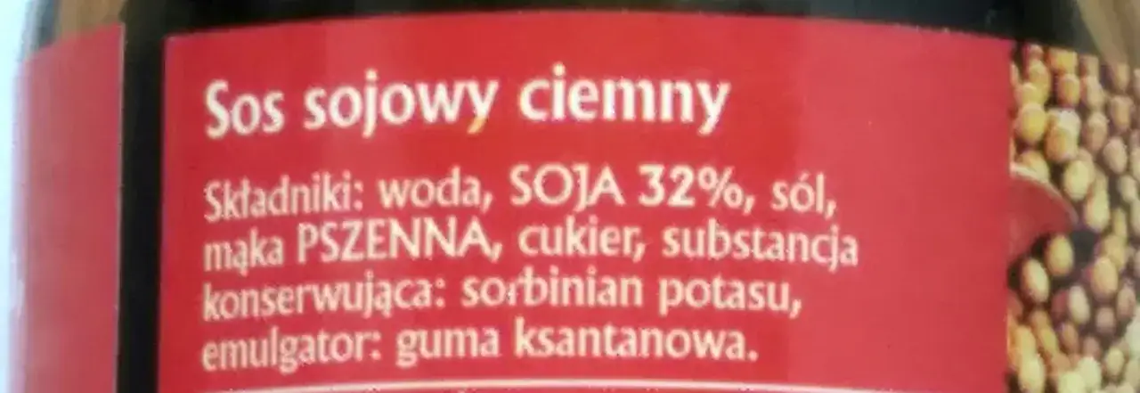 Sos sojowy ciemny. Składniki: woda, SOJA 32%, s&oacute;l, mąka PSZENNA, cukier, substancja konserwująca: sorbinian potasu, emulgator: guma ksantanowa.