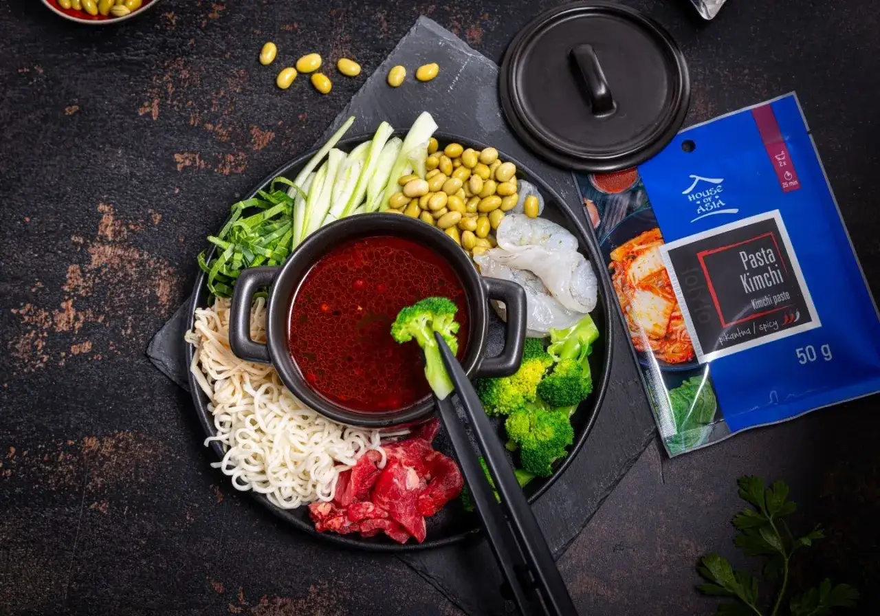 Składniki do hot pot z pastą kimchi: makaron, krewetki, wołowina, brokuły, fasolka edamame, ogórek, zielone warzywa.