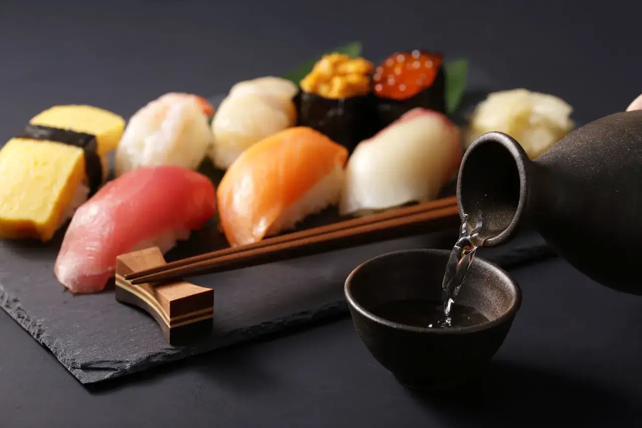 Pyszne sushi z łososiem, tuńczykiem i omletem, a do tego nalewany z czajniczka alkohol. Idealny zestaw do sushi.