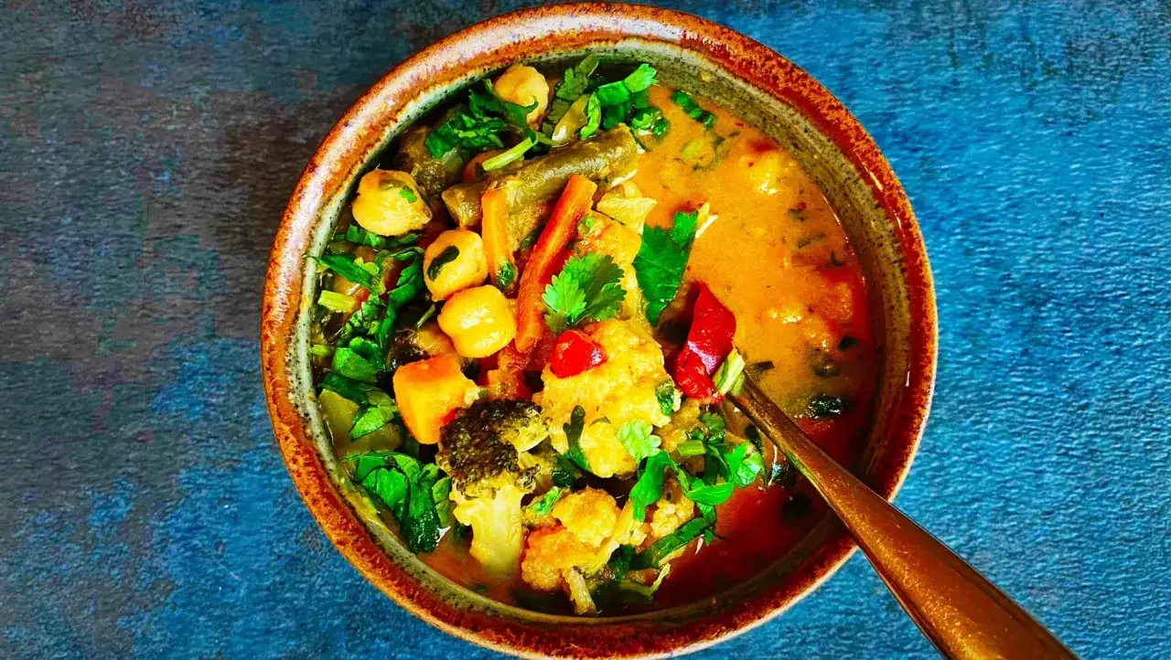 Aksamitne tajskie curry z warzywami: brokuły, kalafior, marchewka, ciecierzyca i papryka w aromatycznym sosie.