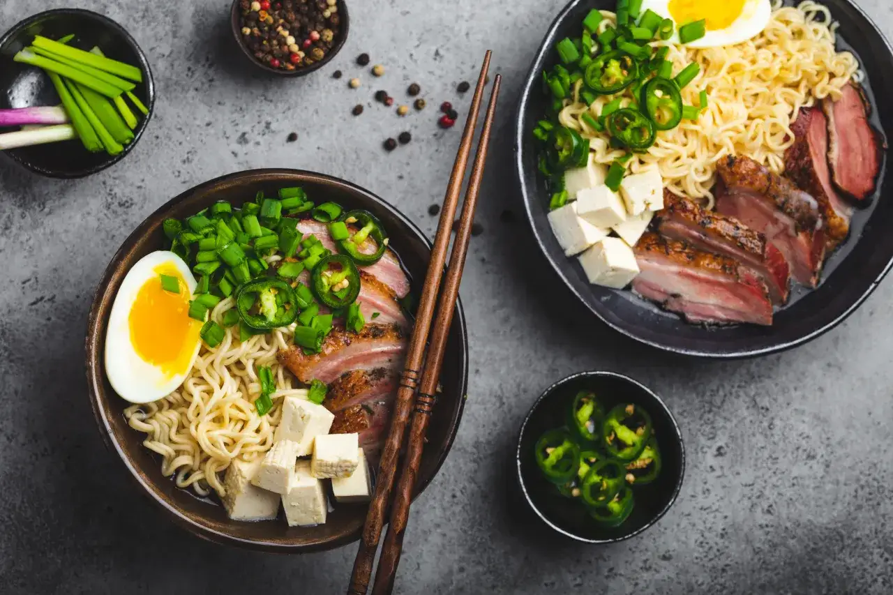 Dwa miski aromatycznego ramenu z kaczką, jajkiem i tofu. Idealny ramen na szybko, gdy masz ochotę na coś pysznego.