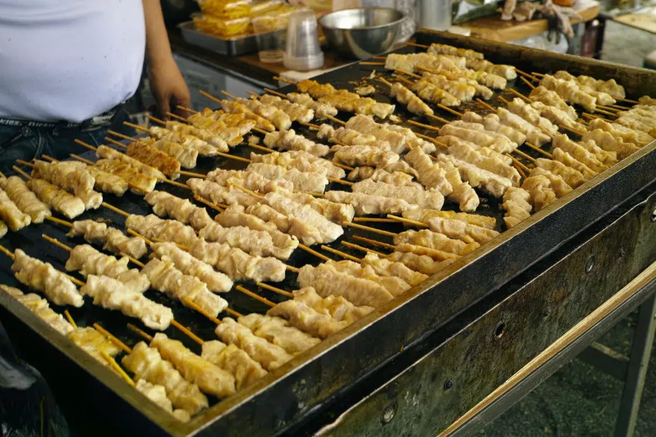 Rządki kurczaka na patyczkach, gotowe do podania jako pyszne japońskie street food.