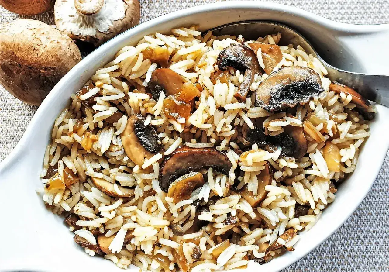 Ryż z pieczarkami i rodzynkami, polany aromatycznym sosem curry. Pyszne danie, które zachwyci każdego.